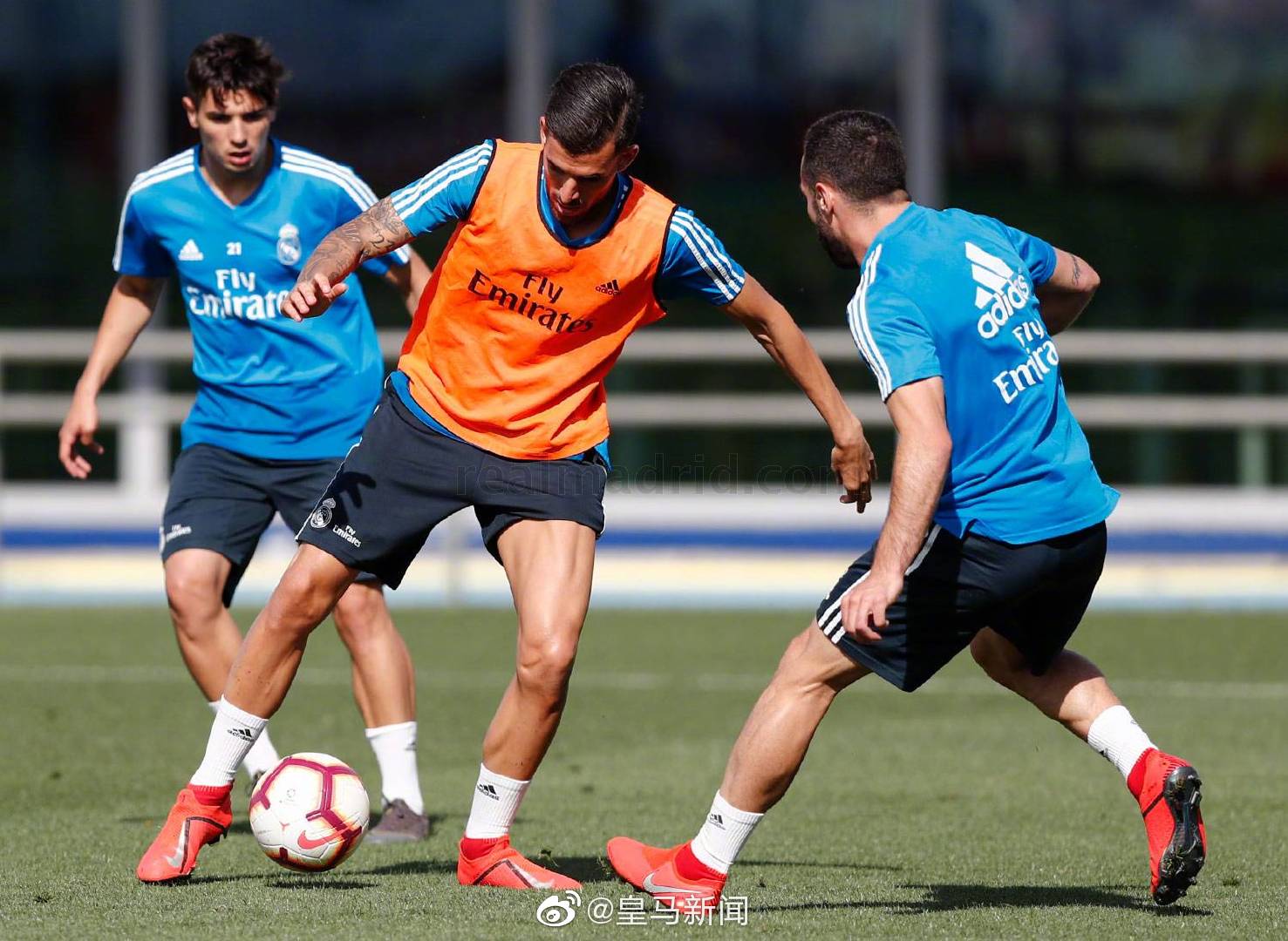 开云体育入口-风云突变北京首钢集结日完成体检金州勇士迎来里程碑备战欧联，皇家社会再遭质疑备战CBA季后赛看傻球迷(金州勇士队球衣官网)